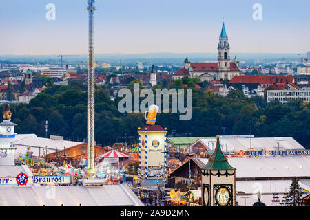 Blick auf Paul's Kirche über das Oktoberfest und Kirche St. Margaret in Sendling, München, Oberbayern, Bayern, Deutschland Stockfoto