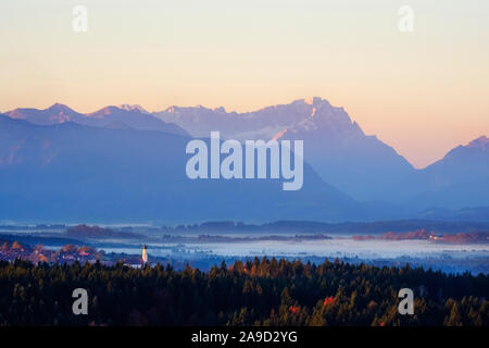 Königsdorf und Zugspitze im Sunrise, Blick auf Peretshofener Höhe in der Nähe von Dietramszell, Oberbayern, Ausläufer der Alpen, Bayern, Deutschland Stockfoto