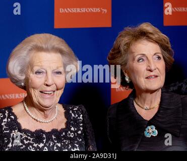 Amsterdam, Niederlande. 14 Nov, 2019. Prinzessin Beatrix und Prinzessin Margriet der Niederlande bei der stopera Amsterdam, am 14. November 2019, der 22. Ausgabe des Niederländischen BALLETT-GALA der Stichting Dansersfonds'79, im Jahre 1979 von Alexandra Radius und Han EbbelaarCredit: Albert Nieboer/Niederlande/Point de Vue |/dpa/Alamy Leben Nachrichten gegründet teilnehmen Stockfoto