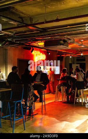 15. November 2019 - Eröffnung der Market Hall West End, London, Großbritannien, Menschen sitzen auf Barhockern Stockfoto