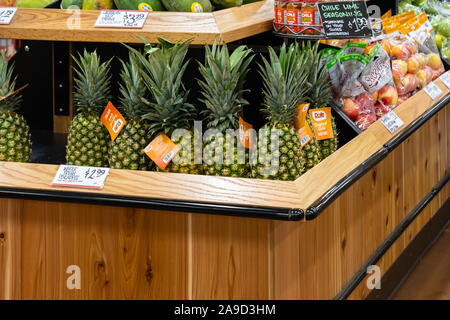 Anzeige von organischen Früchten wie Ananas in ein Trader Joes Markt, Wichita, Kansas, USA. Stockfoto