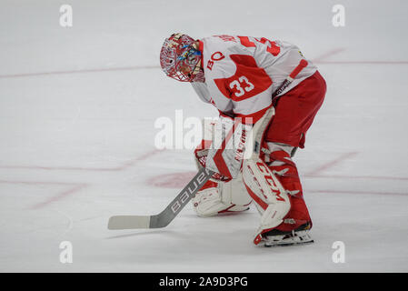 RIGA, Lettland. 14 Nov, 2019. Julius Hudacek, Torwart der Mannschaft Spartak Moskau, während Kontinental Hockey League (KHL) 2019/2020 Saison Spiel, Dinamo Riga gegen Spartak Moskau Credit: gints Ivuskans/Alamy leben Nachrichten Stockfoto