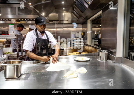 15. November 2019 - Eröffnung der Market Hall West End, London, Großbritannien, Küchenchef, der im Gopal's Corner Roti zubereitet Stockfoto