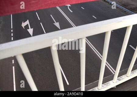 Blick von oben auf eine Straße von einer hohen Brücke. Stockfoto