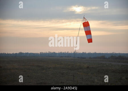 Anzeige von Geschwindigkeit und Windstärke auf dem Flugplatz in Form einer konischen Hülse gestreift. Stockfoto