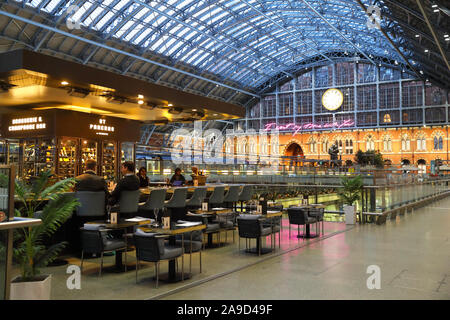 St. Pancras Brasserie & Champagner Bar im Bahnhof International, London, UK Stockfoto