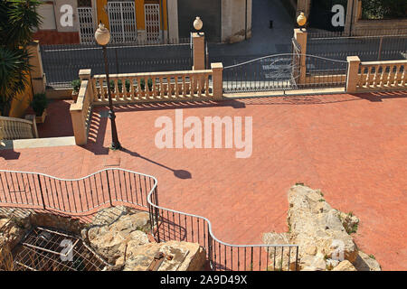 Blick nach unten vom Hügel auf dem Weg zu den Brunnen von Cremós und der Calle Francisco sterben, Orihuela, Alicante, Spanien. Beachten Sie die wellenförmige Geländer. Stockfoto