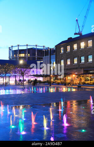 Weihnachtslichter auf beliebtes Ziel, Getreidespeicher Square, im Norden von London, Großbritannien Stockfoto