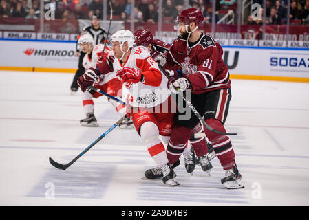 RIGA, Lettland. 14 Nov, 2019. Denis Kokarev (L) und Colton Gillies (R), während Kontinental Hockey League (KHL) 2019/2020 Saison Spiel, Dinamo Riga gegen Spartak Moskau Credit: gints Ivuskans/Alamy leben Nachrichten Stockfoto