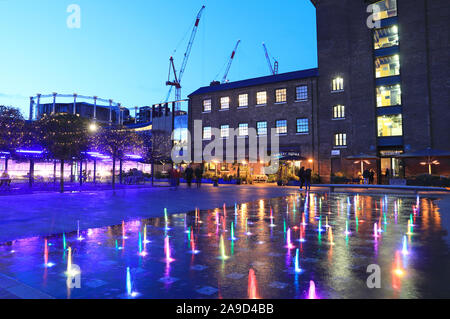 Weihnachtslichter auf beliebtes Ziel, Getreidespeicher Square, im Norden von London, Großbritannien Stockfoto