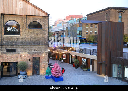 Untere stabile Straße mit Weihnachtsbeleuchtung, die Kornkammer Square, KX, nördlich von London, Großbritannien Stockfoto