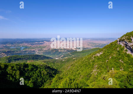 Blick über Tirana von Mountain Road auf den Berg Dajti Nationalpark Dajti, qark Tirana, Albanien Stockfoto