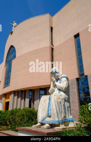 Denkmal für Mutter Teresa, Katholische Pauluscathedral, Tirana, Albanien Stockfoto