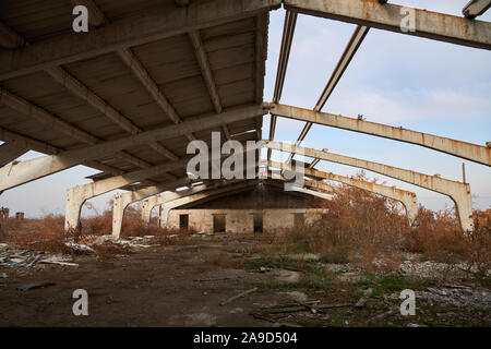 Alten eine fast zerstörten Gebäude der Rinderfarm mit Schieferdach. Stockfoto