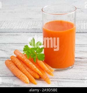 Glas gesunde Karottensaft Stockfoto