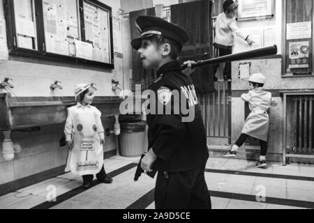 Purim Feier in der streng orthodoxen Mea Shearim Neighborhood in Jerusalem, Junge verkleidet als Polizist Stockfoto