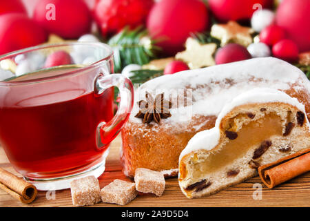 Deutsche Christstollen Kuchen und Glühwein Stockfoto