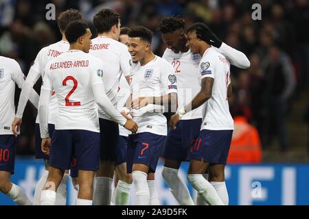 London, Großbritannien. 14 Nov, 2019. Tammy Abraham von England (2. R) feiert Scoring es 6-0 während der UEFA EURO 2020 Qualifikation Gruppe eine Übereinstimmung zwischen England und Montenegro im Wembley Stadium am 14. November 2019 in London, England zu machen. (Foto von Matt Bradshaw/) Credit: PHC Images/Alamy leben Nachrichten Stockfoto