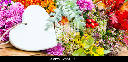 Autimn Blumen und Herz Stockfoto