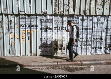 Purim Feier in der streng orthodoxen Mea Shearim Neighborhood in Jerusalem. Stockfoto