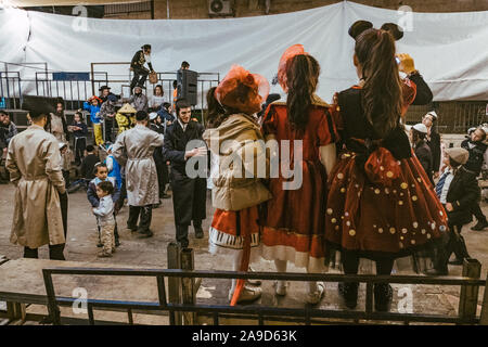 Purim Feier in der streng orthodoxen Mea Shearim Neighborhood in Jerusalem. Stockfoto