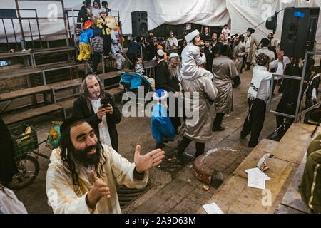 Purim Feier in der streng orthodoxen Mea Shearim Neighborhood in Jerusalem. Stockfoto