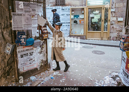 Purim Feier in der streng orthodoxen Mea Shearim Neighborhood in Jerusalem. Stockfoto