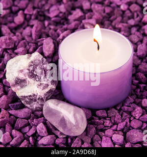 Wellness Amethyst und Kerze Stockfoto