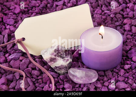 Wellness Amethyst und Kerze mit Label Hintergrund Stockfoto