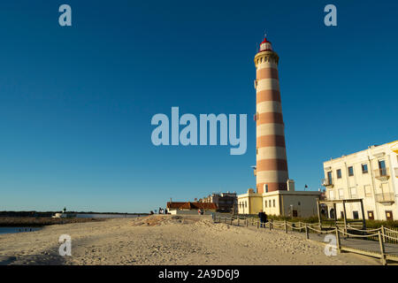 Der Leuchtturm - der zweitgrößte in Europa - an der Praia da Barra in der Nähe von Aveiro Portugal Stockfoto