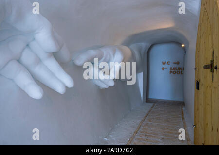 Eingang, Iglu-Dorf auf der Zugspitze Zugspitzplatt Plateau (2962 m), Garmisch-Partenkirchen, Oberbayern, Bayern, Deutschland, Europa Stockfoto