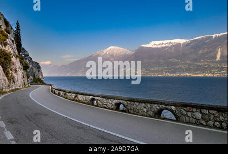 Die Gardesana Occidentale State Road auf der westlichen steilen Ufer des Gardasee, Lombardei, Italien, Europa Stockfoto