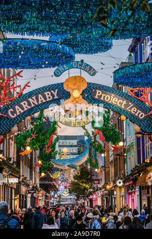 London, Großbritannien. 14 Nov, 2019. Weihnachten Leuchten in der Carnaby Street, London. Mit den Ozeanen Thema schützen. Credit: Guy Bell/Alamy leben Nachrichten Stockfoto