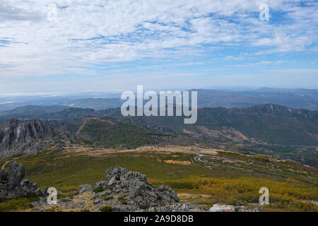 Blick von der Spitze des Las Villuercas, Region Extremadura, der höchste Punkt in der Region, nahe der Stadt von Guadalupe Stockfoto