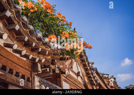 Das Dorf Bukchon Hanok ist einer der berühmten Platz für koreanische traditionelle Häuser noch erhalten. Stockfoto