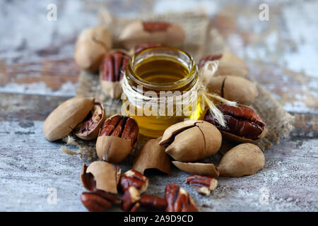 Selektive konzentrieren. Pecan Öl. Pekannüsse Pecan Ölförderung Konzept. Makro. Stockfoto