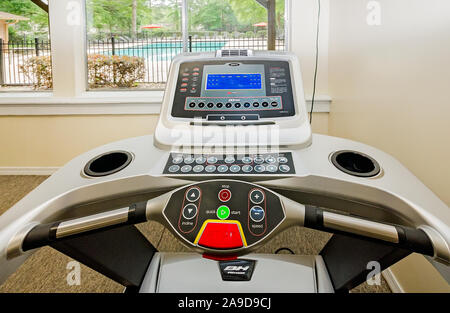 Das Fitnesscenter bietet Laufbänder, Fahrräder und andere Maschinen im Herbst Wald Apartments auf Foreman Road in Mobile, Alabama. Stockfoto