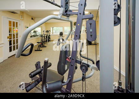 Das Fitnesscenter bietet Laufbänder, Fahrräder und andere Maschinen im Herbst Wald Apartments auf Foreman Road in Mobile, Alabama. Stockfoto