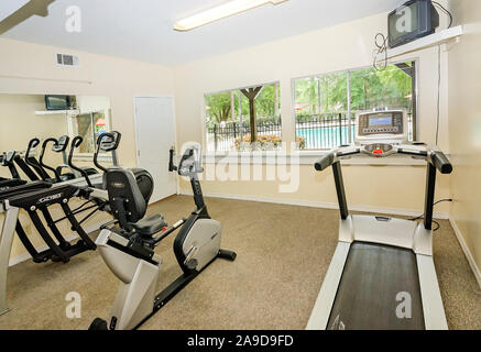 Das Fitnesscenter bietet Laufbänder, Fahrräder und andere Maschinen im Herbst Wald Apartments auf Foreman Road in Mobile, Alabama. Stockfoto