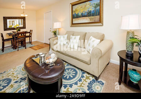 Das Esszimmer und das Wohnzimmer präsentieren die offenen Grundriss im Herbst Wald Apartments auf Foreman Road in Mobile, Alabama. Stockfoto