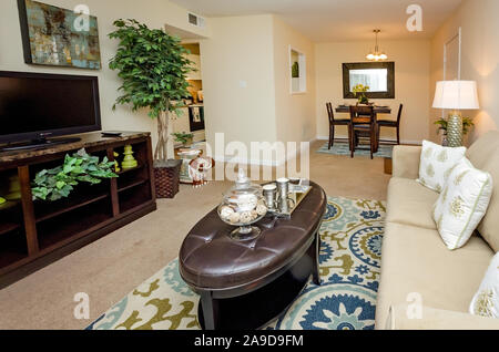 Das Esszimmer und das Wohnzimmer präsentieren die offenen Grundriss im Herbst Wald Apartments auf Foreman Road in Mobile, Alabama. Stockfoto