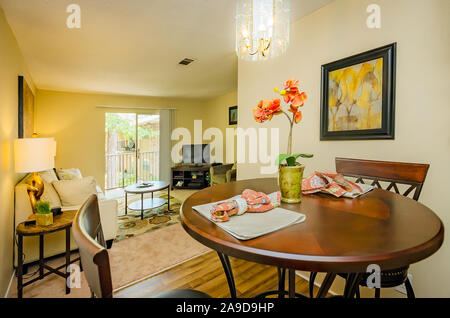 Das Esszimmer und das Wohnzimmer präsentieren die offenen Grundriss im Herbst Wald Apartments auf Foreman Road in Mobile, Alabama. Stockfoto