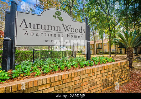 Ein eingangsschild begrüßt die Bewohner zu Herbst Wald Wohnung Wohnungen in Mobile, Alabama. Stockfoto