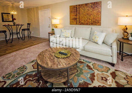 Das Esszimmer und das Wohnzimmer präsentieren die offenen Grundriss im Herbst Wald Apartments auf Foreman Road in Mobile, Alabama. Stockfoto