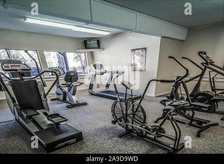 Das Fitnesscenter bietet Laufbänder, Fahrräder und andere Maschinen im Herbst Wald Apartments auf Foreman Road in Mobile, Alabama. Stockfoto