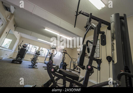 Das Fitnesscenter bietet Laufbänder, Fahrräder und andere Maschinen im Herbst Wald Apartments auf Foreman Road in Mobile, Alabama. Stockfoto