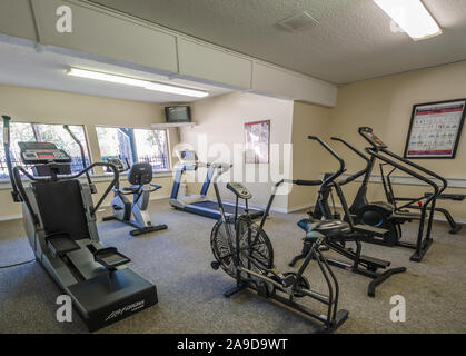 Das Fitnesscenter bietet Laufbänder, Fahrräder und andere Maschinen im Herbst Wald Apartments auf Foreman Road in Mobile, Alabama. Stockfoto