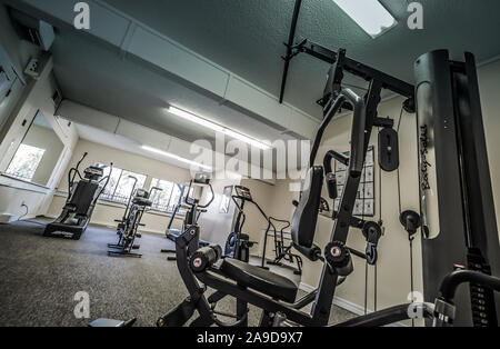 Das Fitnesscenter bietet Laufbänder, Fahrräder und andere Maschinen im Herbst Wald Apartments auf Foreman Road in Mobile, Alabama. Stockfoto