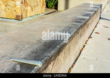 Close Up. Skateboard Prävention Gerät auf Holz installiert bedeckten Oberfläche Oberfläche, um Beschädigungen zu vermeiden. Stockfoto