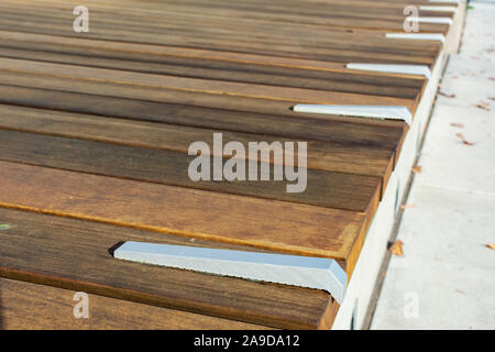 Close Up. Skateboard Prävention Gerät auf Holz installiert bedeckten Oberfläche Oberfläche, um Beschädigungen zu vermeiden. Stockfoto